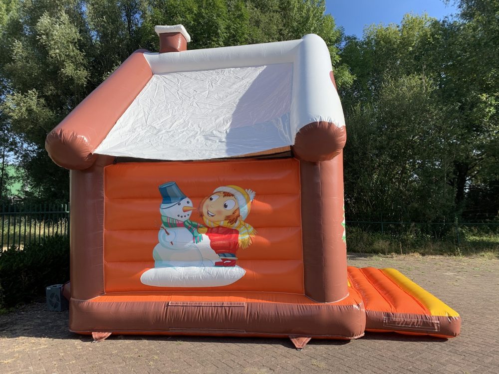 Springkussen WInters huisje te koop