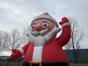 Weihnachtsmann aufblasbar 5 Meter III